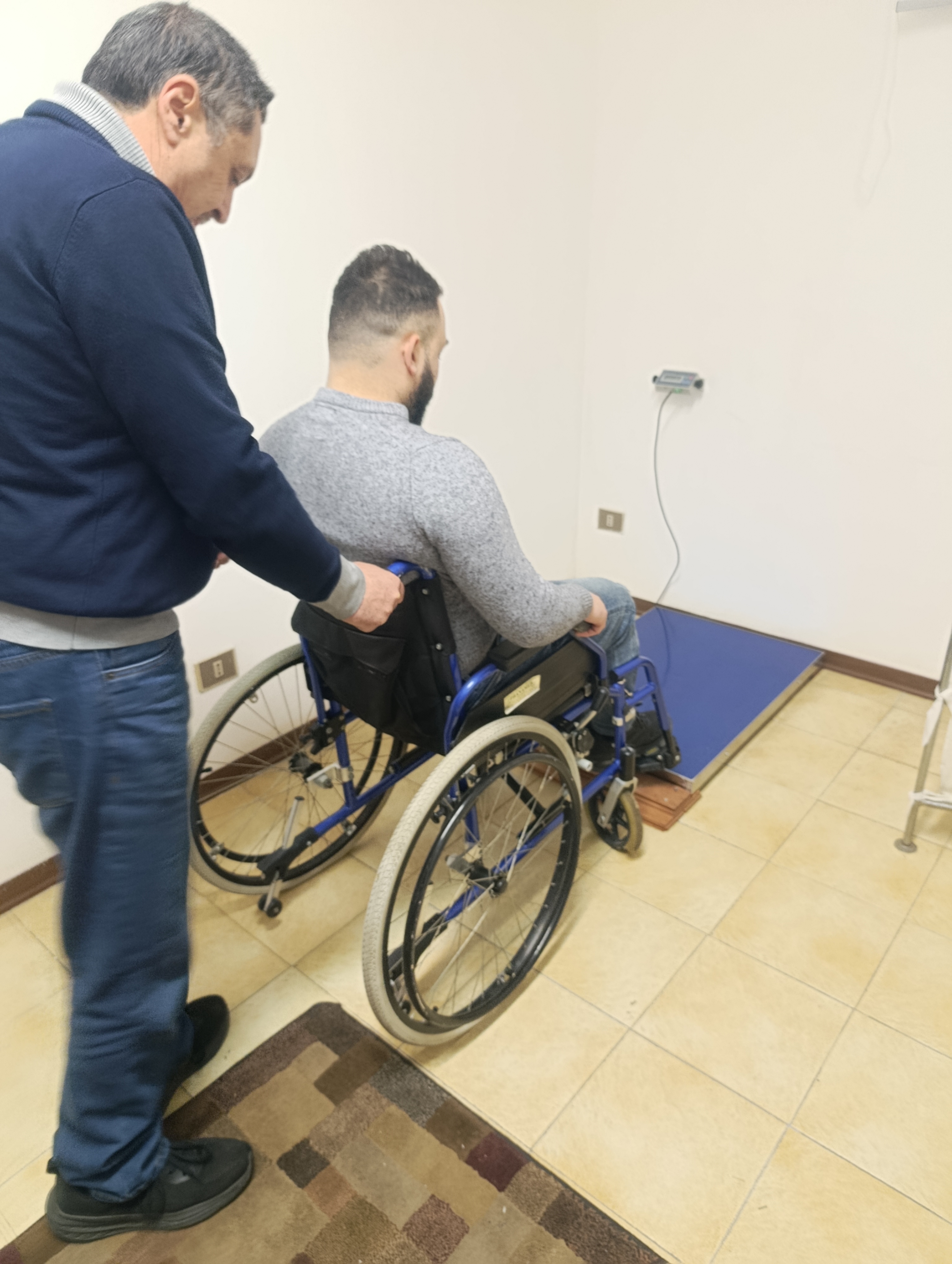 Bilancia pesapersone per disabili in ClinicaVita, accessibile con sedia a rotelle